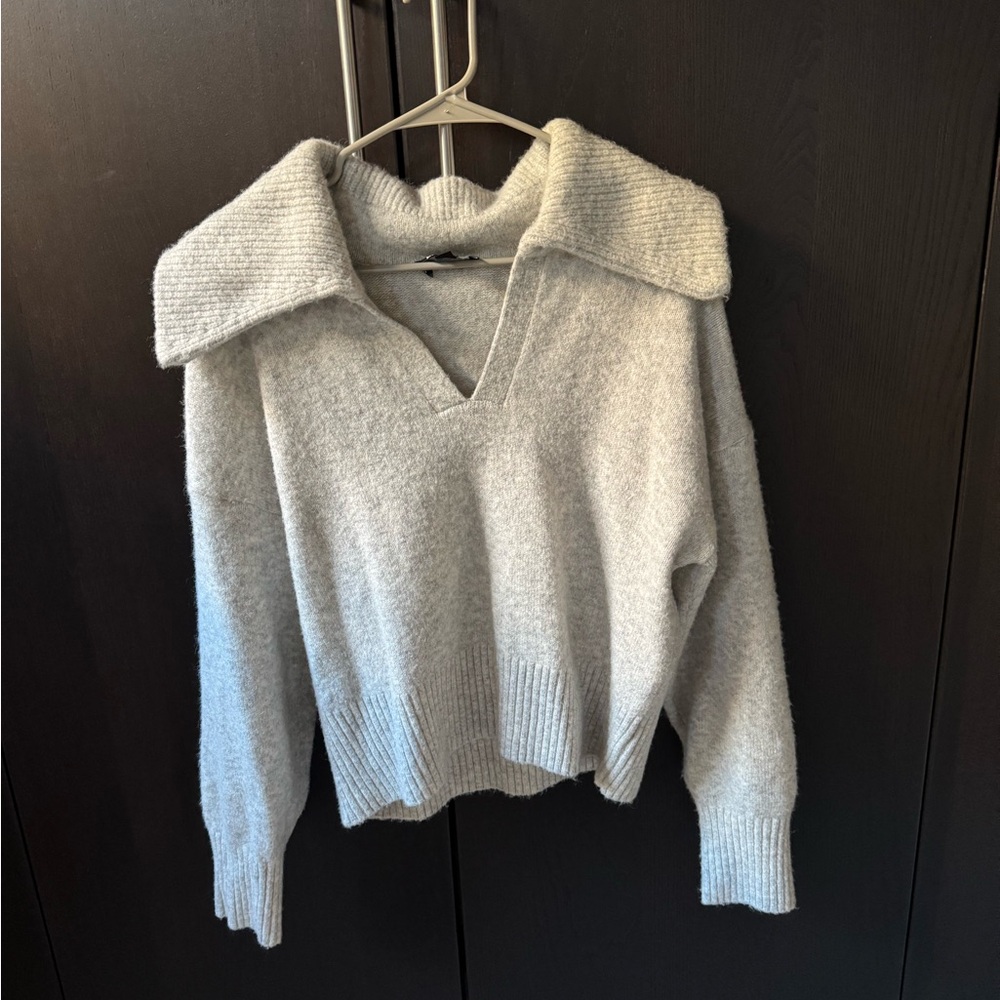 Express Collared V-neck Long Sleeve Sweater • M